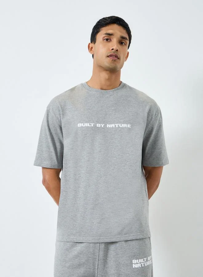 ستايلي طقم منسق من تيشيرت وجوغر بقصة واسعة وطبعة صغيرة للرجال